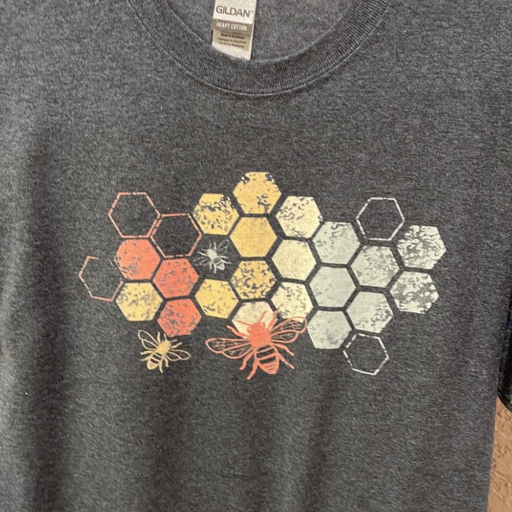 Honey Bee graphic t-shirt